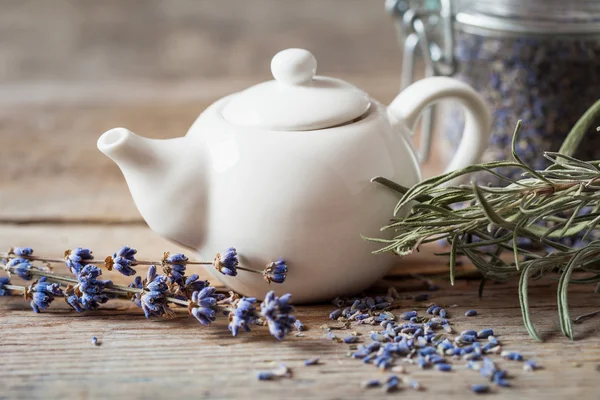 Bule de chá de ervas saudável e flores de lavanda seca — Fotografia de Stock