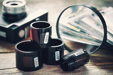 Foto film rulo, retro kamera, fotoğraf ve Büyüteç yığını
