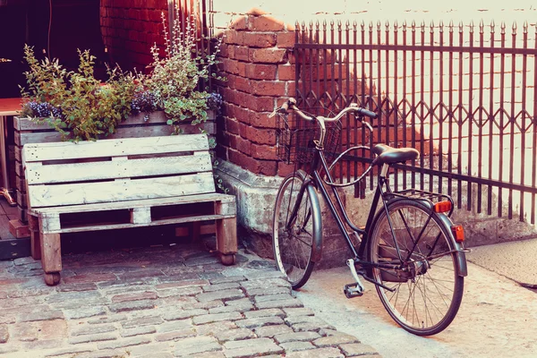 Bicicleta perto de café ao ar livre na rua velha. Foco seletivo . — Fotografia de Stock
