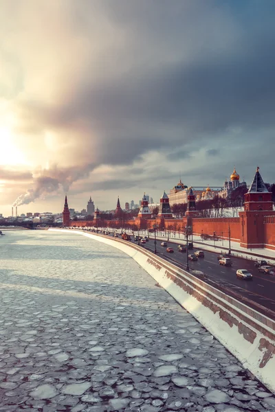 Vista do Kremlin e inverno Rio de Moscou ao pôr do sol — Fotografia de Stock