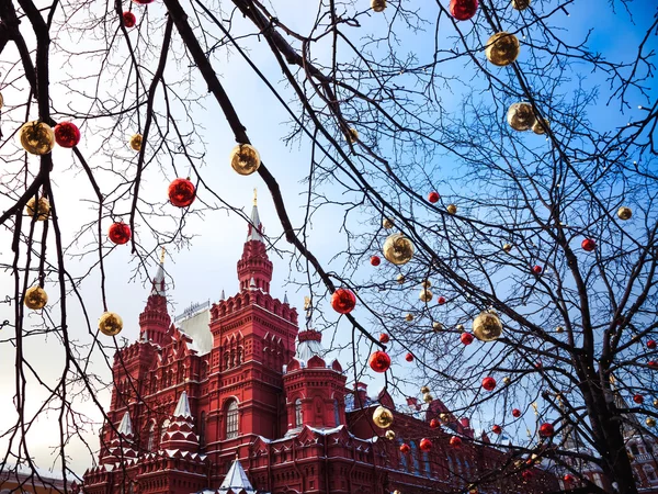 लाल वर्ग पर पेड़ की शाखाओं पर क्रिसमस बॉल . — स्टॉक फ़ोटो, इमेज