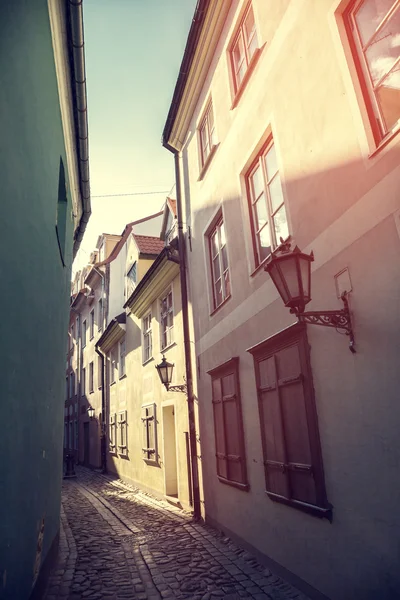 Старая средневековая узкая улица Риги, Латвия — стоковое фото