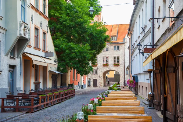 Mattina strada estiva nel centro storico di Riga, Lettonia — Foto Stock