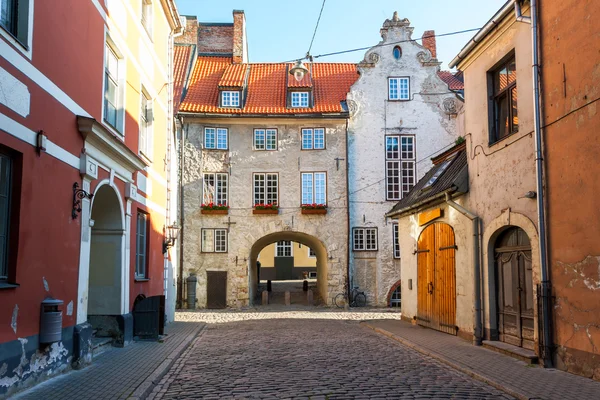 Morning summer medieval street in the old city of Riga — Stock Photo, Image