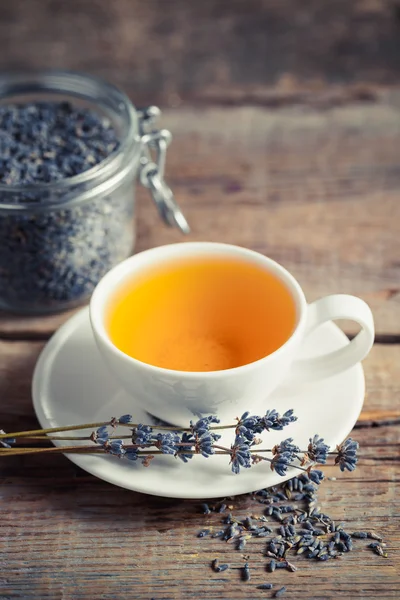 Lavanda saludable té de hierbas y lavanda seca en frasco . — Foto de Stock