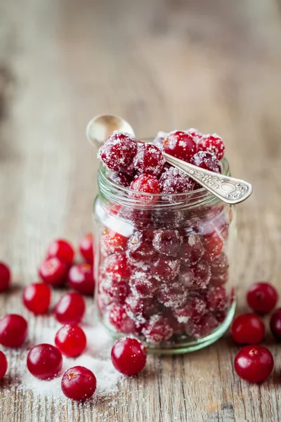 Friss érett vörös áfonya, és a cukrot a pohárba jar. Szelektív összpontosít. — Stock Fotó