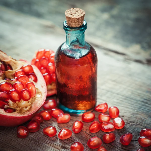 Granatäpple tinktur eller juice och garnet frukter med frön. — Stockfoto