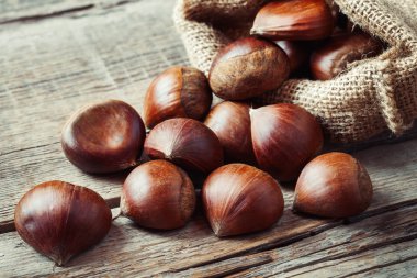 Rustik mutfak masasında çantada yenilebilir kestane.