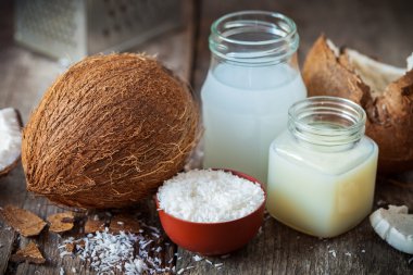 Hindistan cevizi yağı ve süt, topraklı Hindistan cevizi pul ve taze coco somun