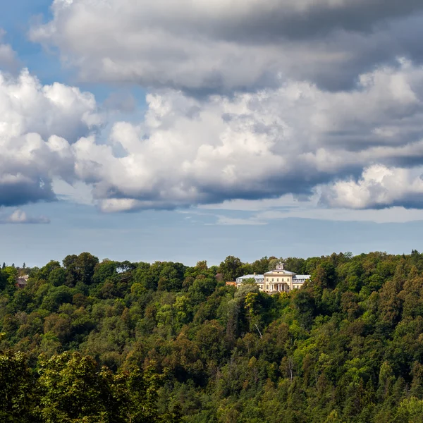 Veduta del Palazzo Krimulda sulla collina nella foresta, Lettonia — Foto Stock