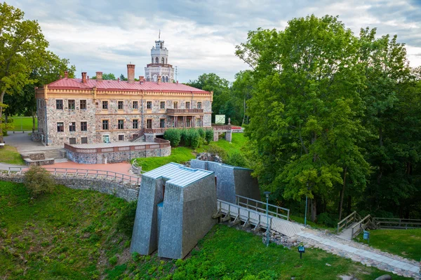 Vista del nuevo castillo neogótico en Sigulda. Letonia — Foto de Stock