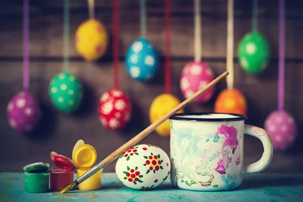 Pintar huevos de Pascua y colgar huevos de colores —  Fotos de Stock