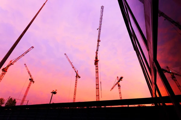 Grúas de construcción al amanecer — Foto de Stock