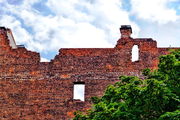 Brick wall of a ruined house — Stock Photo, Image