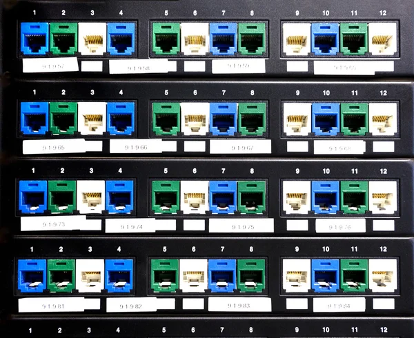 Poorten voor patch panel op rek in de server — Stockfoto