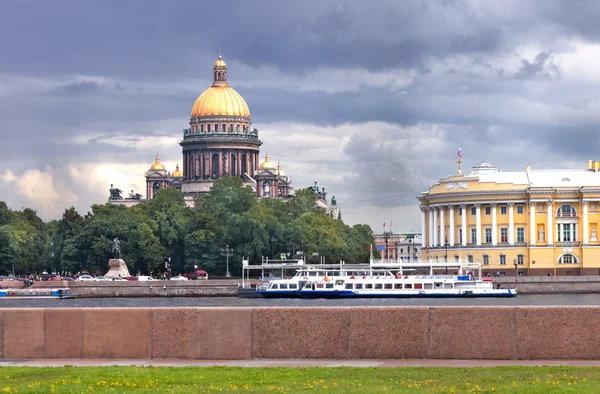 Ісаакіївським собором перед дощ — стокове фото