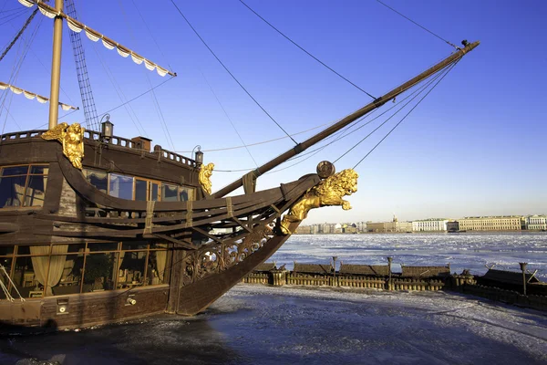 Altes schiff am ufer der neva in st. petersburg, russi — Stockfoto