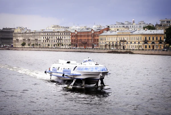 Fast ferryboat on the Neva river, Saint Petersburg — Stock Photo, Image