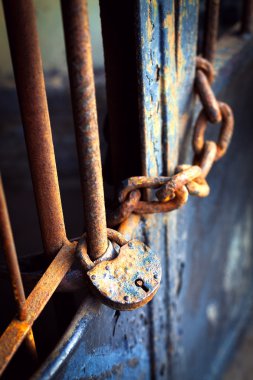 Eski metal kapı kilidinin kapalı