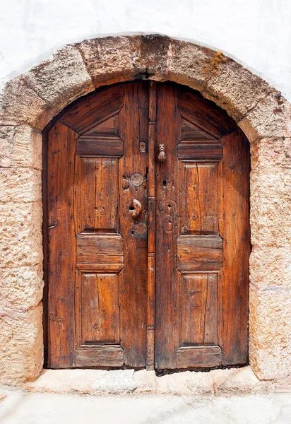 Μια παλιά ξύλινη πόρτα στο μεσαιωνικό τείχος — Φωτογραφία Αρχείου