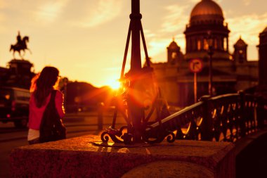 St. Isaac'ın Cathedra arka plan üzerinde günbatımında bir genç kız