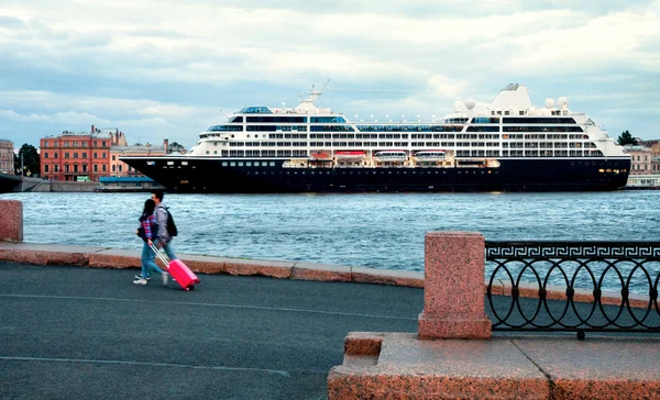 Two passengers with a suitcase on a pier in St. Petersburg, Russia — Stock Photo, Image