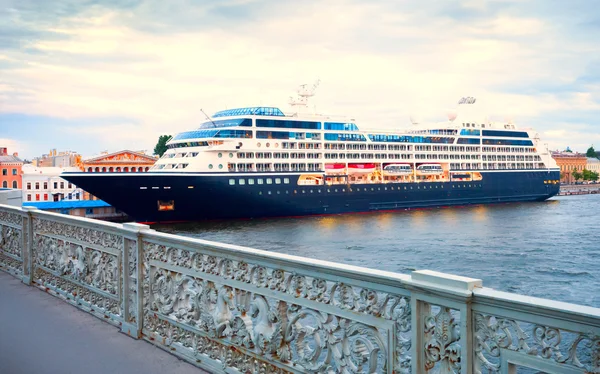 Una grande nave da crociera al molo di San Pietroburgo — Foto Stock