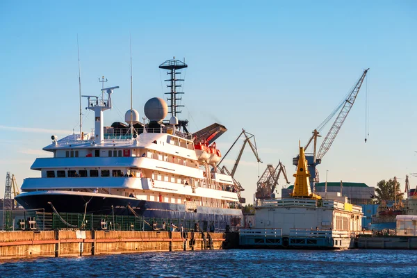 Ein riesiges kreuzfahrtschiff am steg in st. petersburg — Stockfoto