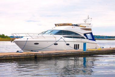 Çapa, iskelede beyaz bir yat