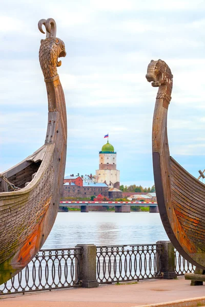 La fortaleza de Vyborg en el fondo de los dos barcos antiguos —  Fotos de Stock