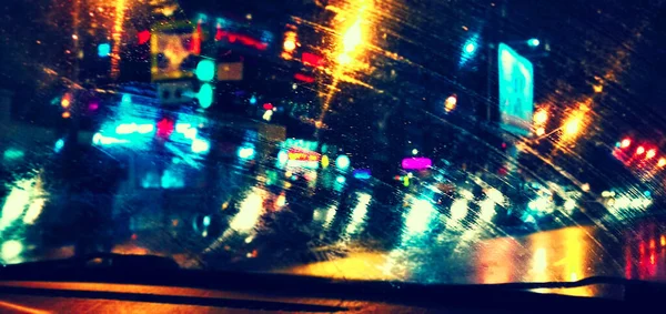 Χρωματιστά Θολή Φώτα Μπροστινό Παράθυρο Αυτοκινήτου Βροχερός — Φωτογραφία Αρχείου