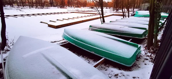 Invierno Lago Botes Revés Orilla Día — Foto de Stock