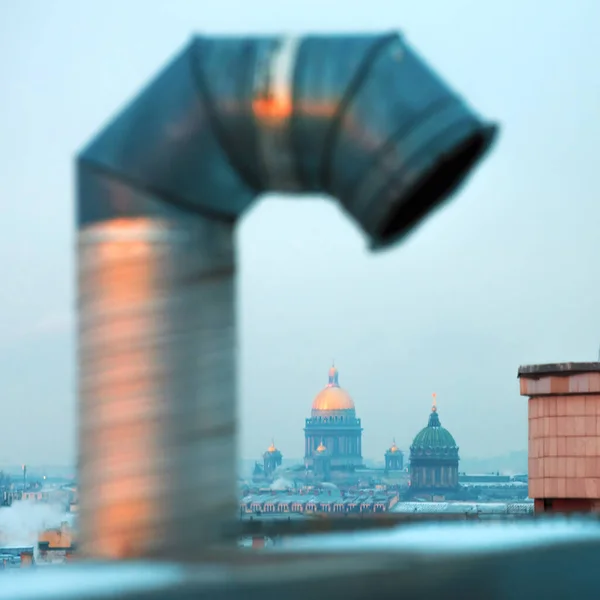 Tubo Metallico Piegato Sporco Vicino Tetto Cupole Della Cattedrale Come — Foto Stock