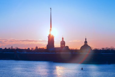  Gün batımında Peter ve Paul Kalesi, Neva Nehri, yansımalar, geniş