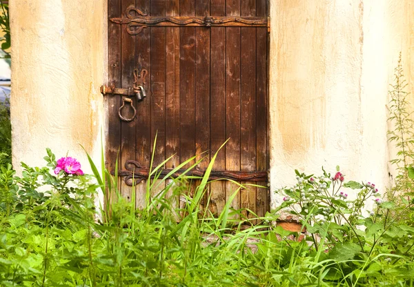 Vecchia porta del vecchio monastero — Foto Stock