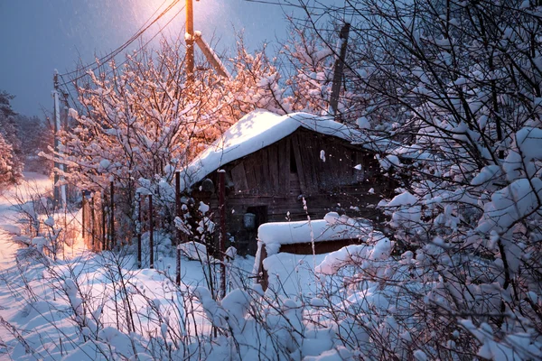 Antigua casa de madera abandonada en invierno — Foto de Stock