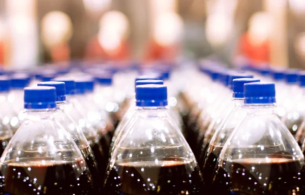 Las filas de botellas de plástico — Foto de Stock