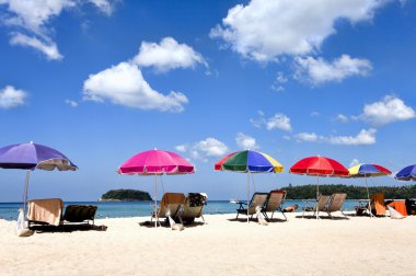 sahilde şezlong ve plaj şemsiyeleri