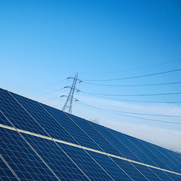 Nachhaltige Kohlenstoffarme Stromerzeugung Durch Sonnenkollektoren Mit Mastverteilungsnetz — Stockfoto