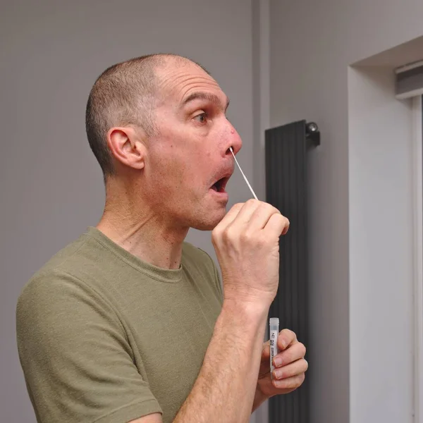 Mężczyzna Korzystający Zestawu Samodzielnego Testowania Covid19 Domu — Zdjęcie stockowe