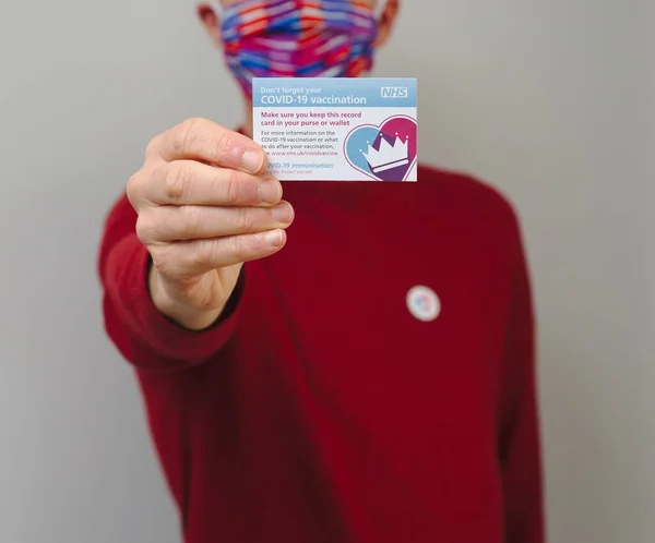Vaccinated Man Wearing Face Mask Holding Nhs Covid Vaccination Record — Stock Photo, Image