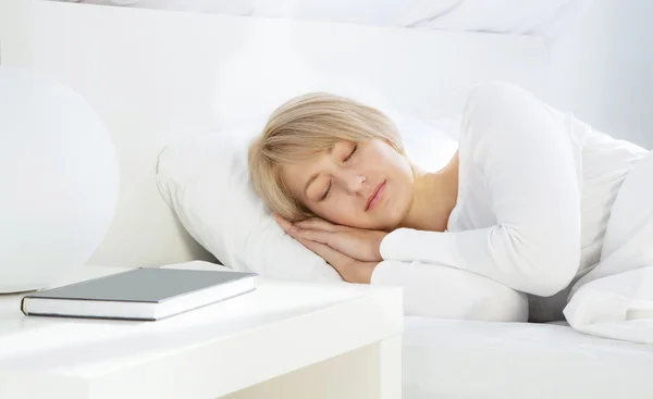 Beautiful Woman Sleeping White Bed — Stock Photo, Image