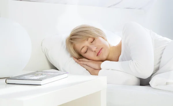 Beautiful Woman Sleeping White Bed — Stock Photo, Image