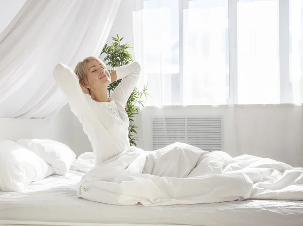 Schöne Frau Ist Aufgewacht Und Sitzt Auf Einem Weißen Bett — Stockfoto