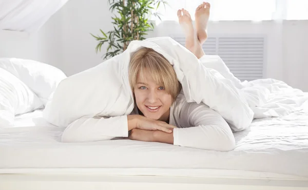 Schöne Mädchen Morgen Bett Mit Blick Auf Die Kamera — Stockfoto