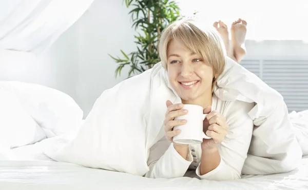 Schönes Mädchen Morgen Bett Mit Tasse Und Lächeln — Stockfoto