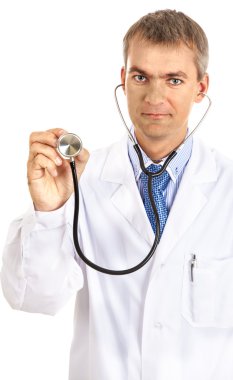 Erkek doktor steteskop tutuyor..