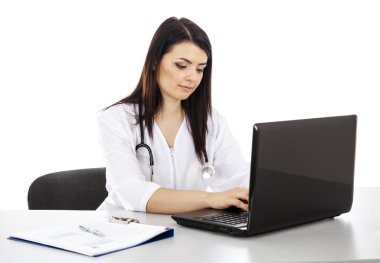 güzel bir kadın doktor masada oturan ve bir tur üzerinde çalışma