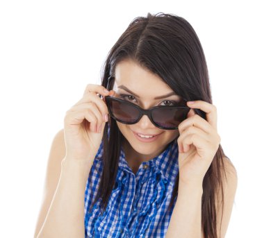 Kameraya bakarak ve gülümseyen güneş gözlüğü güzel kız