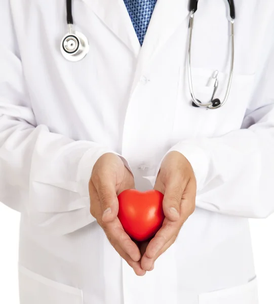 Corazón en las manos de los hombres del médico . — Foto de Stock